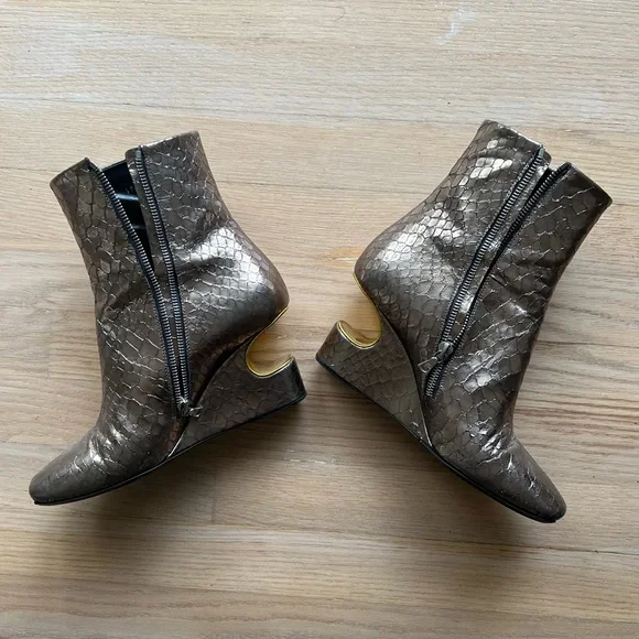 LAST CHANCE 9/23❕- DRIES VAN NOTEN Metallic Wedge Boot with unique cutout detail - Picture 5 of 11